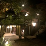 バー 山猫 - 亀の井別荘の敷地内にある「天井桟敷」が、夜は「Bar 山猫」に変わります