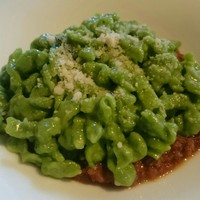 Cucina Italiana 東洞 - ほうれん草を練り込んだ自家製スペッツリ  牛肉のラグーソース