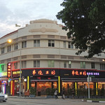 BBQ BOX - １９４１年に建ったビルの１F