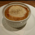 じっくり炒めた飴色玉ねぎのグラタンスープ