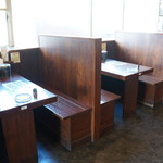 麺屋いちなり - テーブル席は、衝立のような高い背もたれで仕切られるため、半個室状態になります