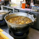 もつ焼 でん - 目の前に、もつ煮の鍋(￣ー￣)ﾆﾔﾘ