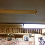 もつ焼 でん - カウンター席の上部にも、メニュー