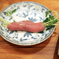 東京肉しゃぶ家 - 牛タンのしゃぶしゃぶ、豆苗をくるんで、上からトリュフ塩をぱらり