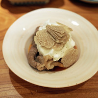 東京肉しゃぶ家 - 白トリュフをふんだんにスライスした豪奢なひとくちすき焼き