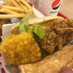 KFC - 伴鸡伴虾堡セット（海老カツ）　44元（748円）
            吮指原味鸡セット（オリジナル）　48.5元（824.5円）
            葡式蛋挞（エッグタルト）　9元（153円）