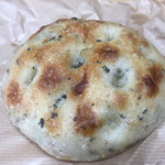 天然酵母パン　味取 - バジルとチーズのフォッカチャ