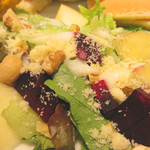 キャンベルアーリ－ - レッドビーツ・りんご・くるみ・葉野菜のサラダ。
