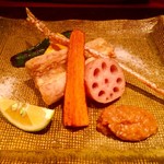 大どころ - 金崎甘鯛揚げ・味噌かモンゴル産の塩で・鱗せんべい・野菜の素揚げ
                                