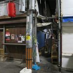 おとん - 通路に目印の提灯が付きました