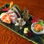 五件生魚片套餐的範例。