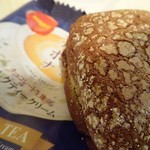 亀屋万年堂 - 期間限定ナボナ『MILK TEA:チョコレート生地のミルクティークリーム』