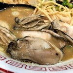 らーめん専門店 拉ノ刻 - 2016年11月21日
      煮干しの日
      いけない芽生恋煮干しらーめん980円
      味噌味 牡蠣増し