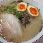 ラーメンまむし - “ほんわか煮玉子”(100円)のトッピング。