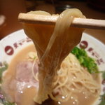 天下一品 - 麺はそれほど太くありません。よくスープに絡みます♪