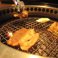 モランボン本店 - 網焼き中