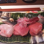 徳 - 刺身盛り合わせ
                                鯛、鰤、マクロ、小鰭握り、平鯵