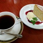 カフェ・ラバール - ホットコーヒー500円＋本日のケーキ250円