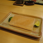 料理屋 あがる - 刺身用のアンデスの岩塩プレートとすだち