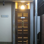 料理屋 あがる - この階段を上がっていきます