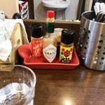 卓上に各種スパイスが