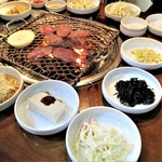 中一會館  - 韓牛タン を焼いて頂きながら その周りには キムチなどの小皿が並びます。
