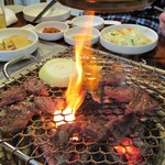 中一會館  - 韓牛カルビ が 焼き上がると 一口サイズ に切り分けてもらえます。