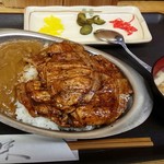 ぶた福 - カレー豚丼は880円です