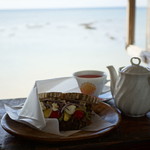 浜辺の茶屋 - たっぷり野菜のカンパーニュサンド (¥550)、琉球花紅茶 HOT (¥500)