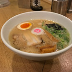 カーザ ルカ - ラー博は俺の社員食堂。  ミニキソグとんこつラーメソ！  なるとがキュート♡  ゴゥジャスですね