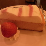 パパジョンズカフェ - ストロベリークリームチーズケーキ