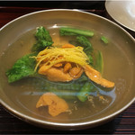 Nishiazabu Kikuchi - 蒸しウニと菊菜のお椀。薄口なしの吸い地。