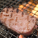 肉のすずき - 2016.11 溶岩石を敷いたガスロースターで和牛特選タンを焼いています