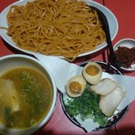 浅草製麺所 - 味噌つけ麺赤大盛（800円）盛りかご（310円）
            ラー玉（30円）