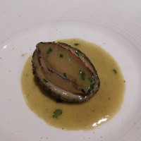 エノテカ・ラ・リコルマ - 函館産蝦夷アワビの一皿。