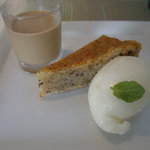 レストラン グースト - ライムのソルベとヘーゼルナッツのケーキ、コーヒーのパンナコッタ