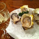 ヘルメスワインコーナー - 的矢湾の生牡蠣と　白ワイン（シャブリ）