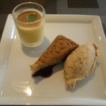 レストラン グースト - かぼちゃのムースとダークチェリーのケーキ　アーモンドのジェラート