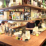 天手毬 - カウンター席で気軽に立ち寄れるお店です。ずらりと並んだお酒もご覧ください！