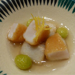 まき村 - 微小に砕かれた煎餅衣が揚げた事により米の香ばしさを纏って帆立の味を数段も上げている