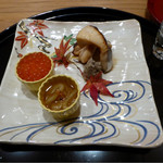 まき村 - 鰆の柚子幽庵焼き、茸のディップ(松茸、舞茸、椎茸、シメジ)、まき村版烏賊塩辛、いくら(下に酢飯)