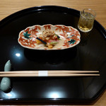 まき村 - 紅葉柄の器に秋の味覚の柿を主役とした前菜皿。２枚だけ葉が若い緑なのも対比が利いて良い。