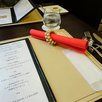 カシュ カシュ - 赤いナプキンがすてき。