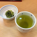 Ginza Ten'Ichi - 熱い緑茶と漬物。
                        うまし。
