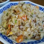 かつみ食堂 - 具は焼豚、玉子、玉ねぎ、人参、青ねぎでプルンプルンの脂身が入っているのが特徴的！