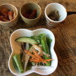韓国家庭料理 青山 - キムチ イカナゴ佃煮 野菜サラダ