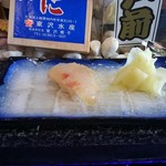 すし処金太郎 - 鯛の昆布〆 良さそうな塩を振りかけてあったので、そのままで頂きます。仄かに柚子風味。自家製のガリも辛味なく程よく甘くて美味しい。