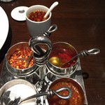 バンコクキッチン 銀座コリドー街店 - 砂糖から時計回りに、プリック、ソム、プリックナムソム。奥にナムプラー。