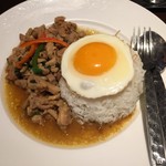 バンコクキッチン 銀座コリドー街店 - パットガパオカイダオドアイ