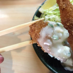 とんかつ春 - タルタルソースを乗せた海老フライ♡